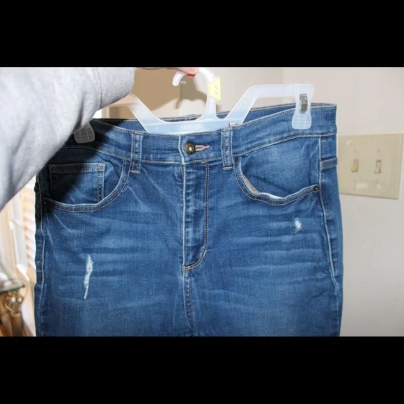 Sneak Peak High Rise Skinny Jeans. Size 31. Very small distressing. Frayed ends. - Picture 4 of 7